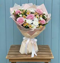 Букет цветов из:  Гвоздики, Орхидеи и Розы в Берёзово