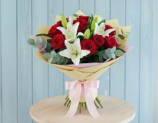 Букет цветов из:  Лилии и Розы в Берёзово