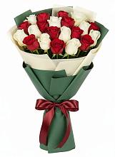 Букет Микс из красных и белых роз в Берёзово