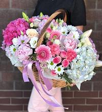 Композиция солнечный день в Берёзово Цветочная композиция из Розы, Хризантемы, Пионы и Лизиантусы в корзине в Берёзово