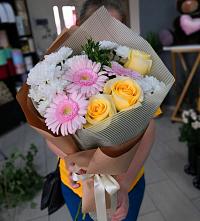 Букет цветов из:  Герберы, Розы и Хризантемы в Берёзово