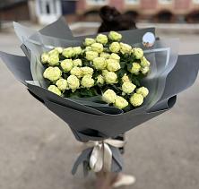 Букет Белые кустовые розы Солинеро в Берёзово
