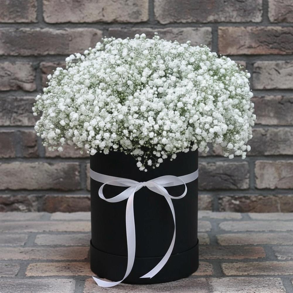 Цветочная композиция из Гипсофила в шляпной коробке в Берёзово