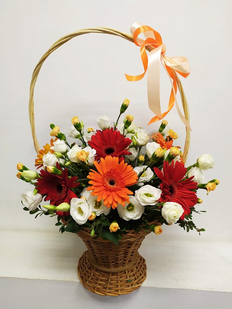 Цветочная композиция из Герберы и Хризантемы в корзине в Берёзово