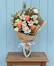 Букет цветов из:  Альстромерии, Лизиантусы, Розы и Хризантемы в Берёзово