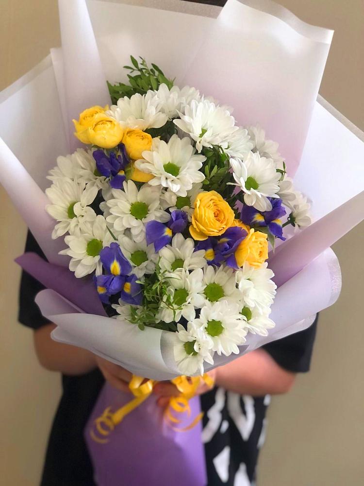 Букет цветов из: Ирисы, Хризантемы и Розы в Берёзово