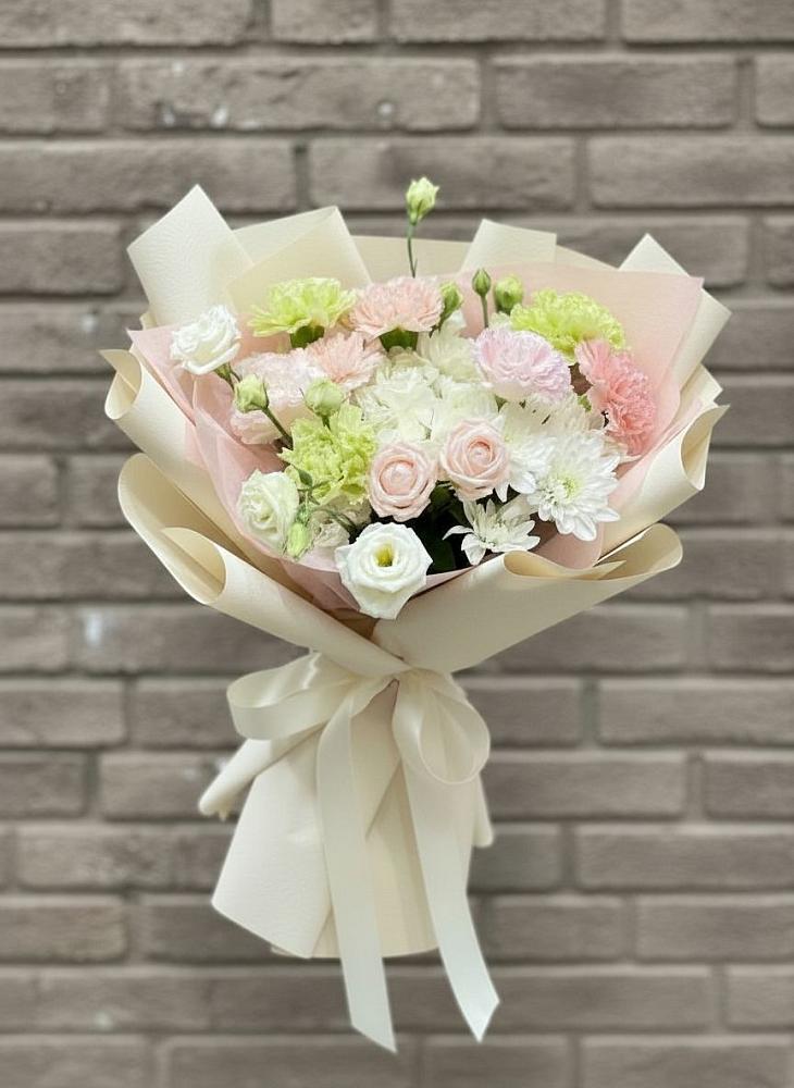 Букет цветов из: Гвоздики, Розы, Лизиантусы и Хризантемы в Берёзово