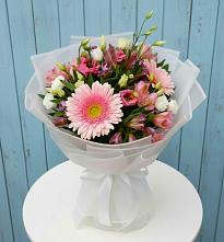 Букет цветов из:  Герберы, Альстромерии и Лизиантусы в Берёзово