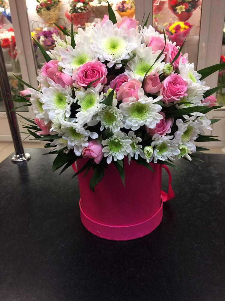 Цветочная композиция из Розы и Хризантемы в шляпной коробке в Берёзово