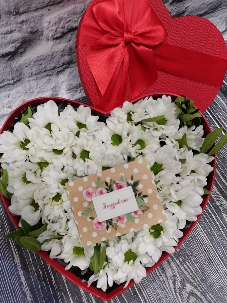 Цветочная композиция из Хризантемы в виде сердца в Берёзово