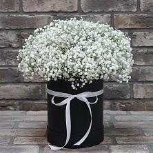 Цветочная композиция из Гипсофила в шляпной коробке в Берёзово