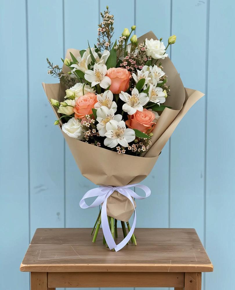 Букет цветов из: Альстромерии, Лизиантусы, Розы и Хризантемы в Берёзово